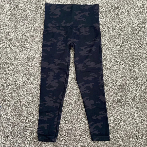 Spanx Look at Me Now Seamless Cropped Leggings in Black Camo - Picture 8 of 9